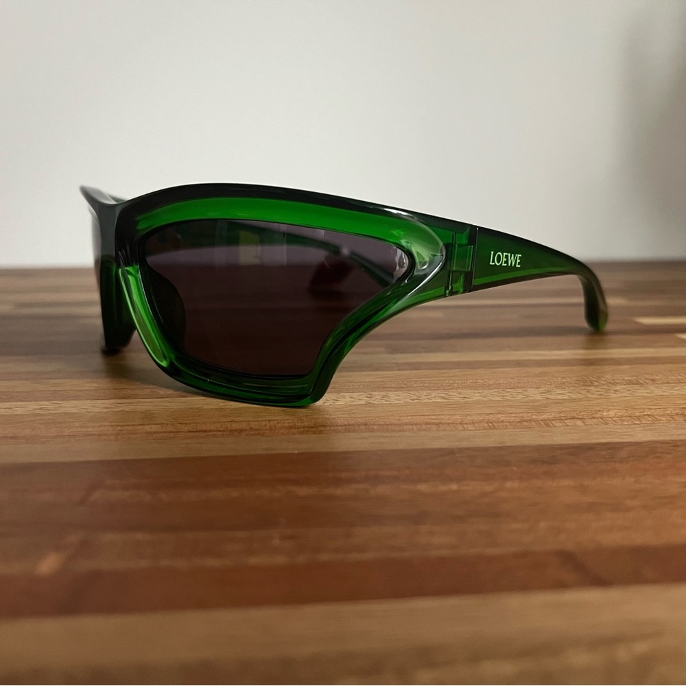 NWT Loewe Arch Mask LW40143U Green Wrap Sunglasses with Dark Lenses - Picture 13 of 13